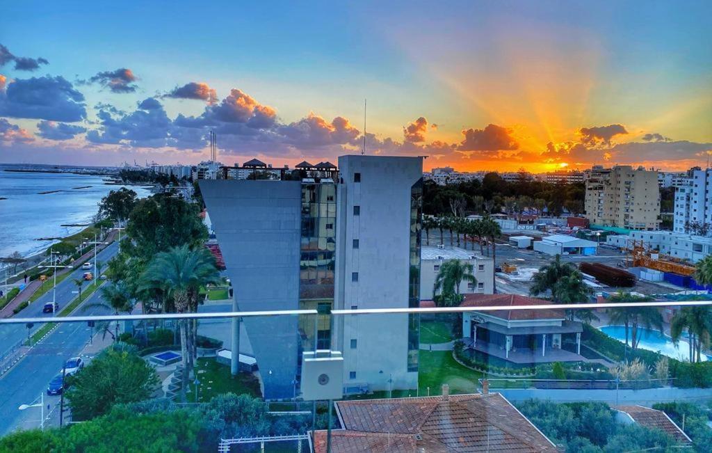 The White Pearl Suite - Beach Front City Centre With Sea View. ليماسول المظهر الخارجي الصورة