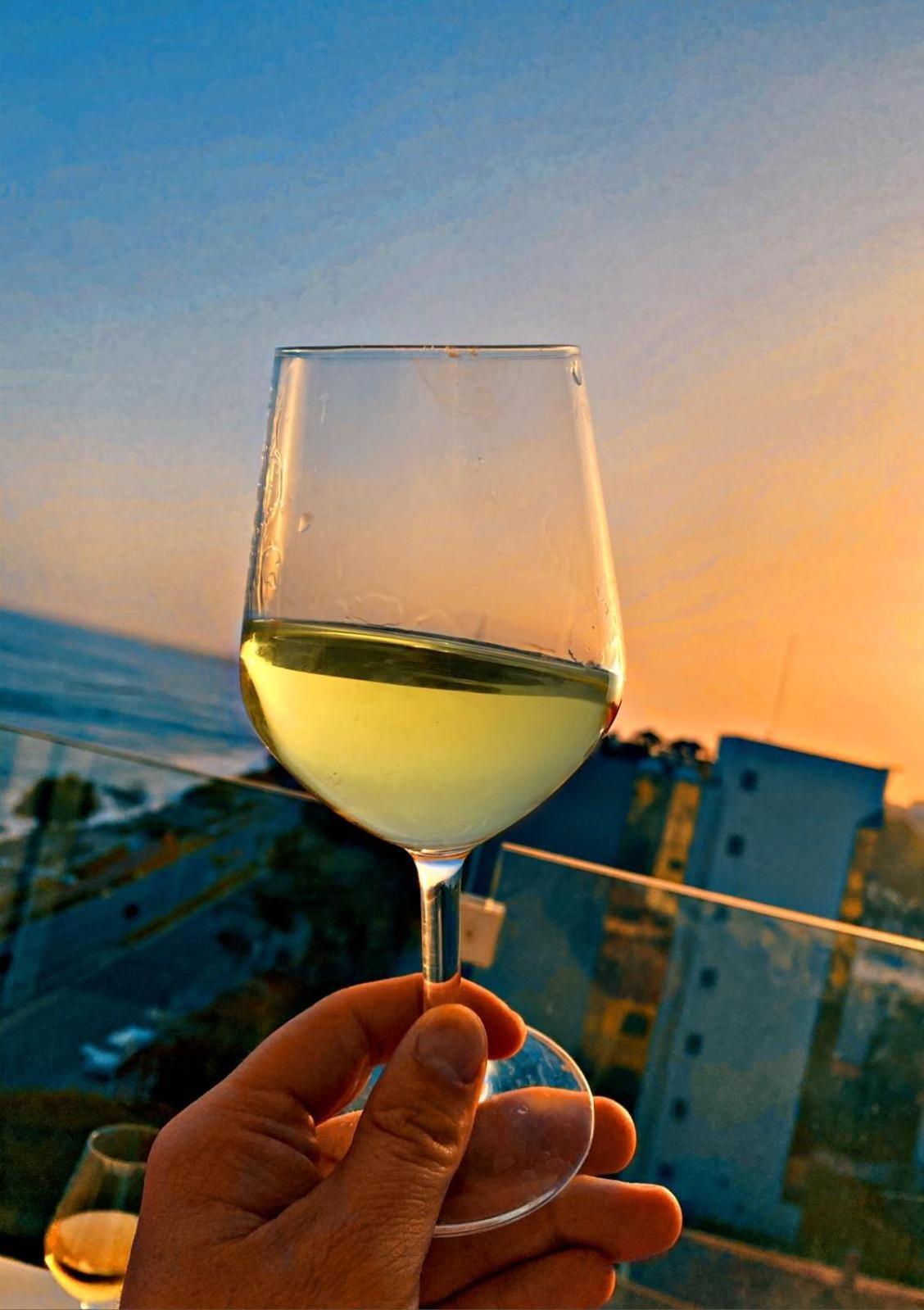 The White Pearl Suite - Beach Front City Centre With Sea View. ليماسول المظهر الخارجي الصورة