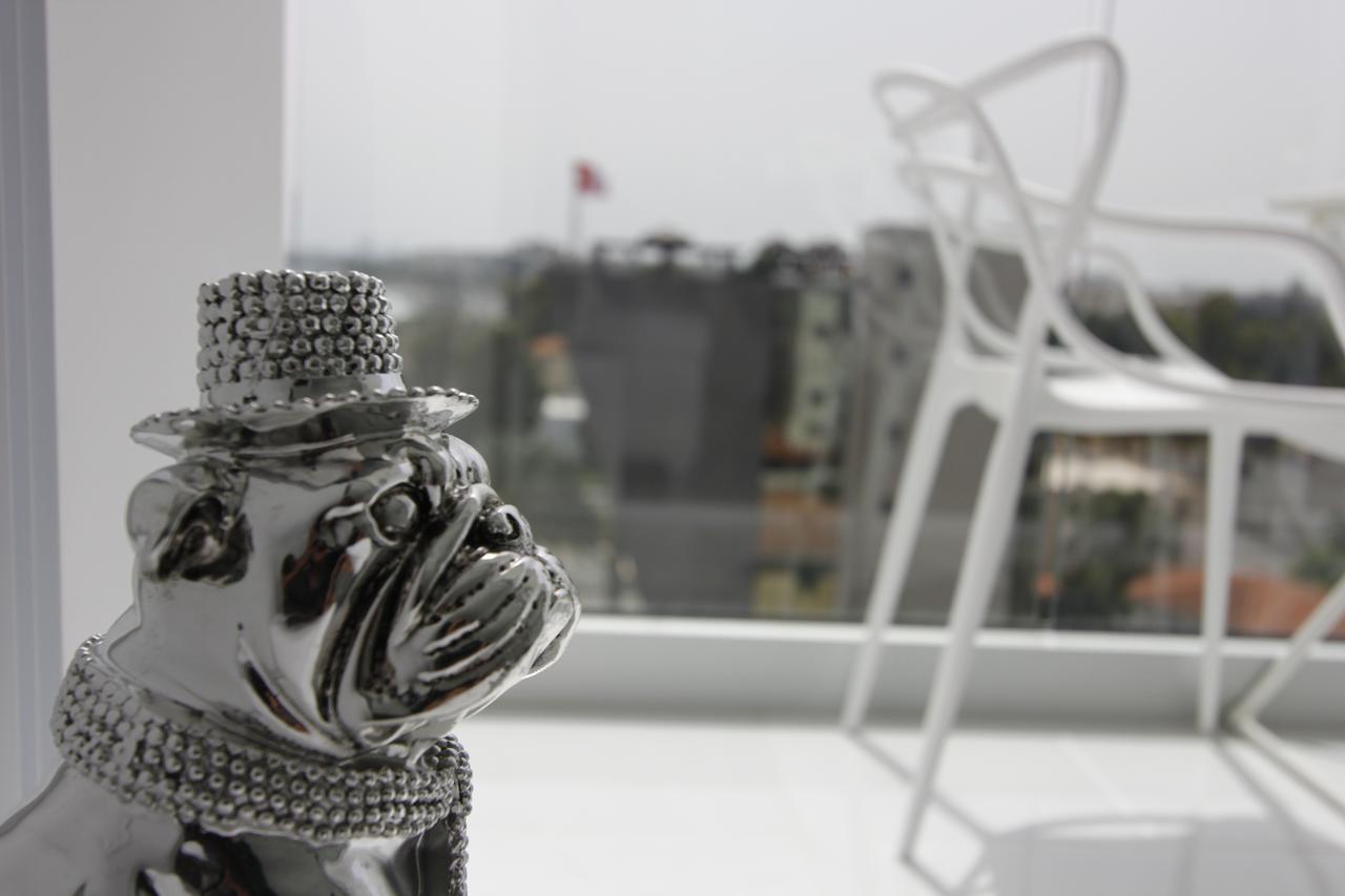 The White Pearl Suite - Beach Front City Centre With Sea View. ليماسول المظهر الخارجي الصورة