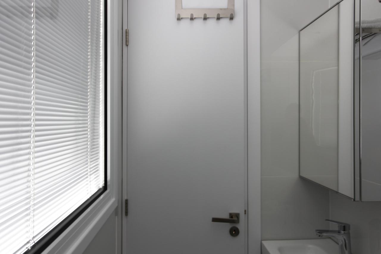 The White Pearl Suite - Beach Front City Centre With Sea View. ليماسول المظهر الخارجي الصورة