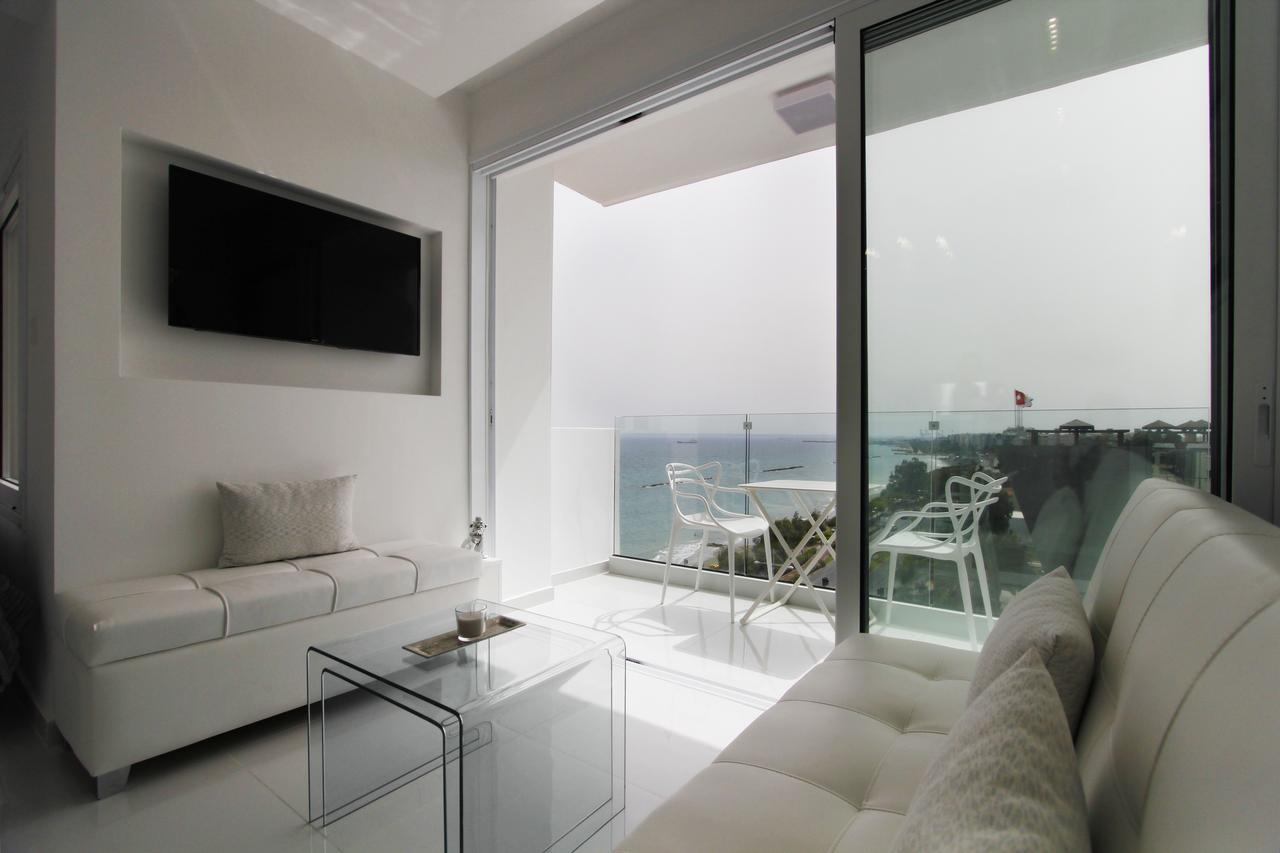The White Pearl Suite - Beach Front City Centre With Sea View. ليماسول المظهر الخارجي الصورة