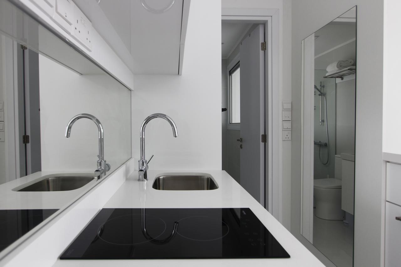 The White Pearl Suite - Beach Front City Centre With Sea View. ليماسول المظهر الخارجي الصورة