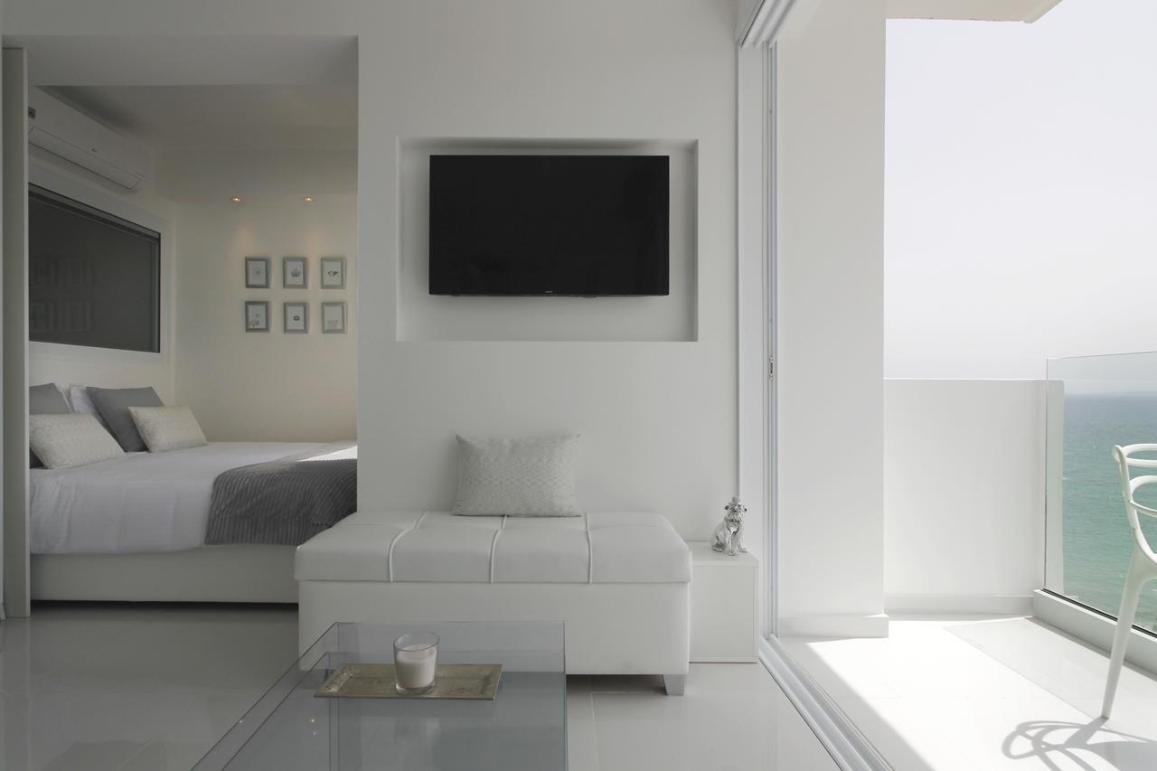The White Pearl Suite - Beach Front City Centre With Sea View. ليماسول المظهر الخارجي الصورة