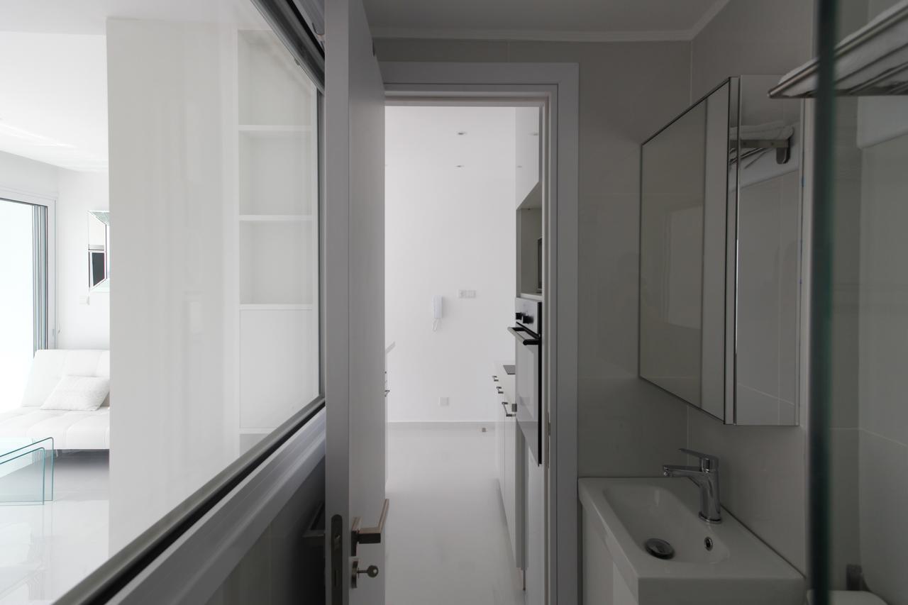 The White Pearl Suite - Beach Front City Centre With Sea View. ليماسول المظهر الخارجي الصورة